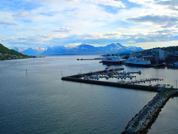 Goletas, barcos, barcos en el muelle. Noruega. verano 2012 — Foto de Stock