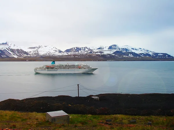 Svalbard. vista desde el Monte Olaf. Noruega. Una ruta turística — Foto de Stock