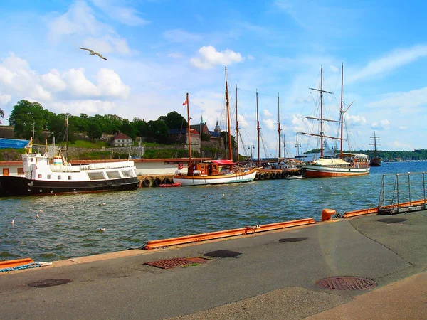 Schooners, csónakok, csónakok a mólón. Norvégia. nyár 2012 — Stock Fotó