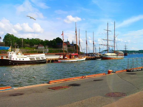 Goélettes, bateaux, bateaux sur la jetée. Norvège. été 2012 — Photo