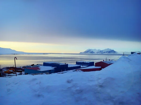 El asentamiento ruso de Barentsburg. El archipiélago de Spitsbergen. Países Bajos — Foto de Stock