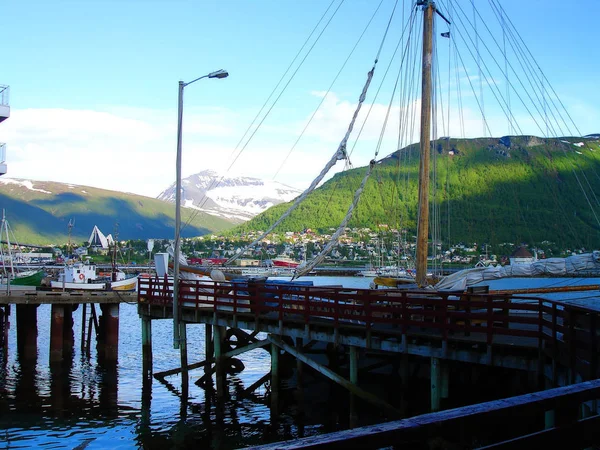 Goletas, barcos, barcos en el muelle. Noruega. verano 2012 Imágenes de stock libres de derechos