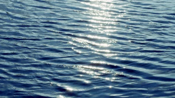 海の波の美しいトップビューの3Dレンダリング 水の表面に太陽の明るい反射 光のユニークな遊び 反射波と屈折波の光のグレア — ストック写真