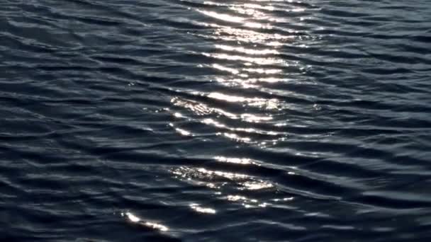 Belle vue sur les vagues de l'océan. Reflet lumineux du soleil à la surface de l'eau. Un jeu unique de lumière, d'éblouissement de la lumière dans les ondes de réflexion et de réfraction. bouclée 