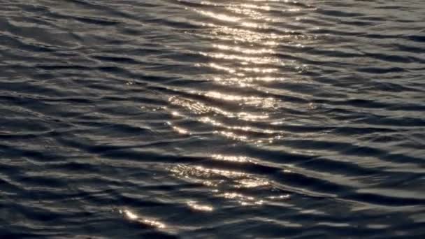 海の波の美しいトップビュー 水の表面に太陽の明るい反射 光のユニークなゲーム 反射と屈折波の光のグレア ループ状に — ストック動画