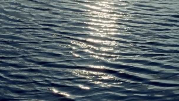 海の波の美しいトップビュー 水の表面に太陽の明るい反射 光のユニークなゲーム 反射と屈折波の光のグレア ループ状に — ストック動画