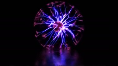 Yüksek voltaj yıldırımlı plazma topu boşaltımlı lamba. Elektrikli Tesla bobini ve durağan gaz boşaltım tüpüyle yapılan deneyler. Sayısız salgın ve yıldırım düşmesi. Soyut arkaplan. Döngülü