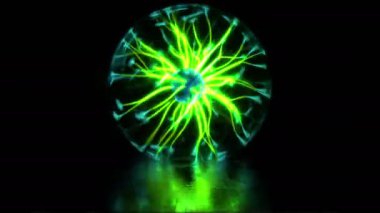 Yüksek voltaj yıldırımlı plazma topu boşaltımlı lamba. Elektrikli Tesla bobini ve durağan gaz boşaltım tüpüyle yapılan deneyler. Sayısız salgın ve yıldırım düşmesi. Soyut arkaplan. Döngülü