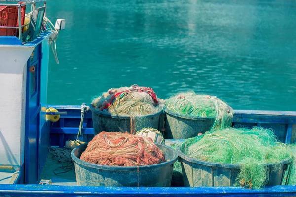 Balıkçıların ağları Port bir balıkçı teknesinde 