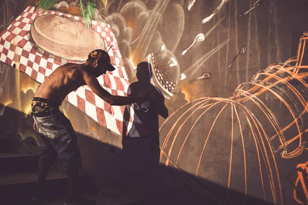 Escritor no trabalho com latas de spray durante concurso de hip hop em Salerno — Fotografia de Stock