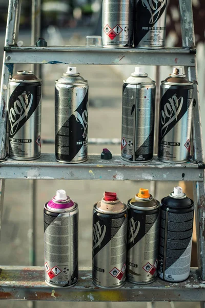 Spray cans on a ladder during hip hop contest in Salerno — Stock Photo, Image