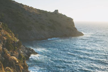 Cape Palinuro (İtalya) gün batımı, masmavi deniz ve dağlar, üstten görünüm