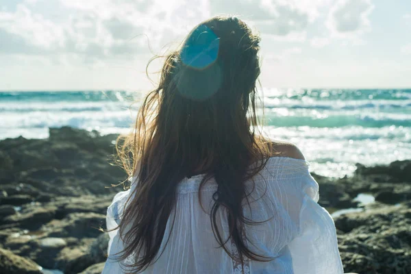 Achteraanzicht Van Een Jonge Vrouw Die Ontspannen Door Zee Stockfoto