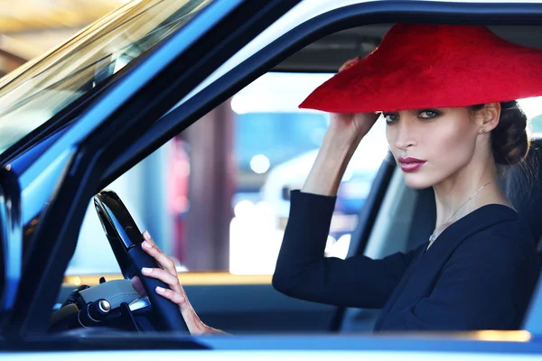 Spor araba yakınındaki çekici genç kadın. Güzellik, moda.