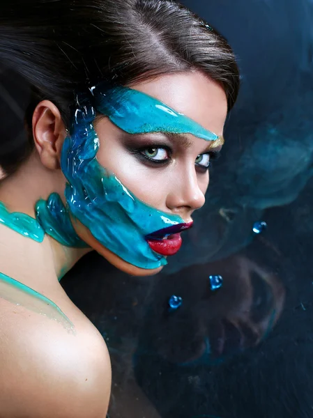 Kecantikan wanita wajah dengan gel biru di kulit — Stok Foto