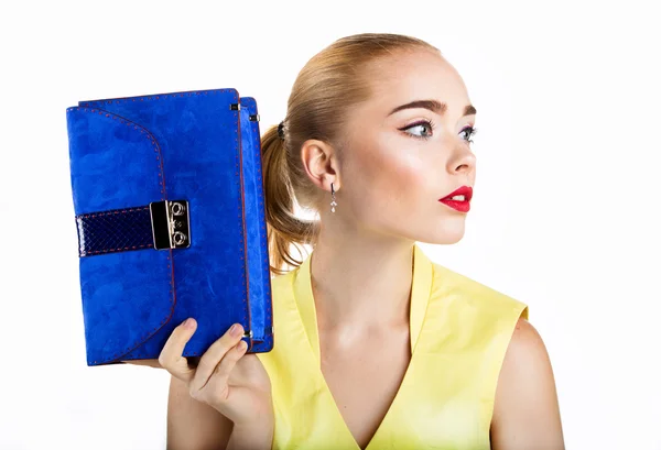 Retrato de cerca de una niña sosteniendo una bolsa azul en sus manos — Foto de Stock