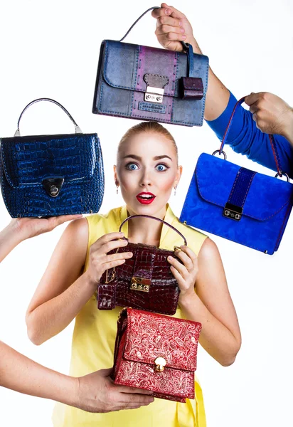 kırmızı el çantası elinde sarışın kız moda