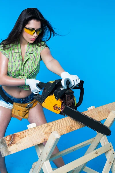 seksi kız bir chainsaw holding