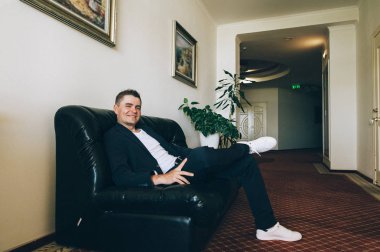 Koridorda kanepede oturan damat