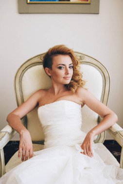 Sandalyede oturan gelinlik gelin