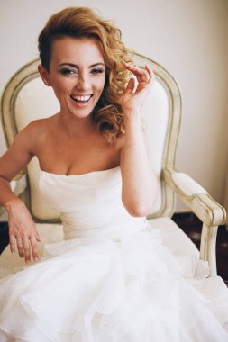 Sandalyede oturan gelinlik gelin