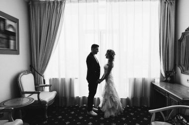 Gelin ve damat odaya elele