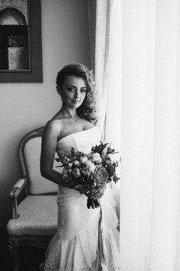 Buket çiçek ile poz gelin