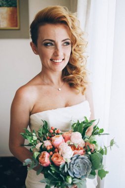 Buket çiçek ile poz gelin