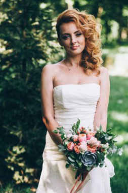 Buket çiçek ile poz gelin