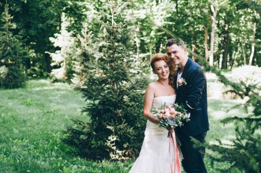 Gelin ve damat Şehir Parkı içinde poz