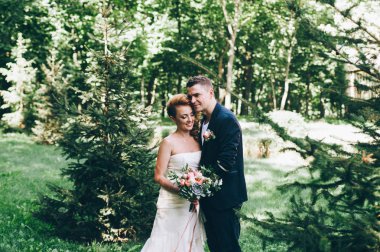 Gelin ve damat Şehir Parkı içinde poz