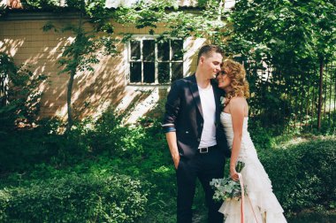 evli çift birbirlerine sarılma