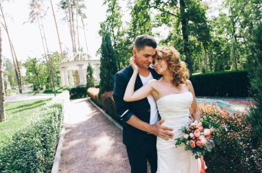 evli çift birbirlerine iz sarılma