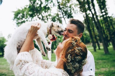 Gelin ve damat köpek ile eğleniyor