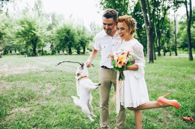 Gelin ve damat köpek ile eğleniyor