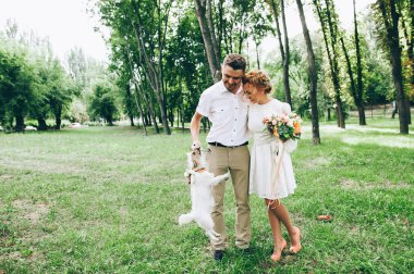 Gelin ve damat köpek ile eğleniyor