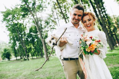 Gelin ve damat ile köpek elinde