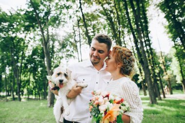 Gelin ve damat ile köpek elinde