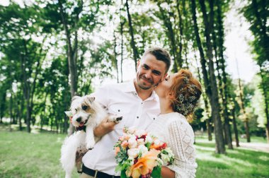 Gelin ve damat ile köpek elinde