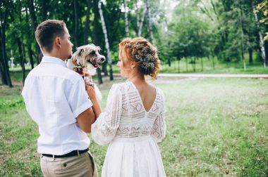 Gelin ve damat ile köpek elinde