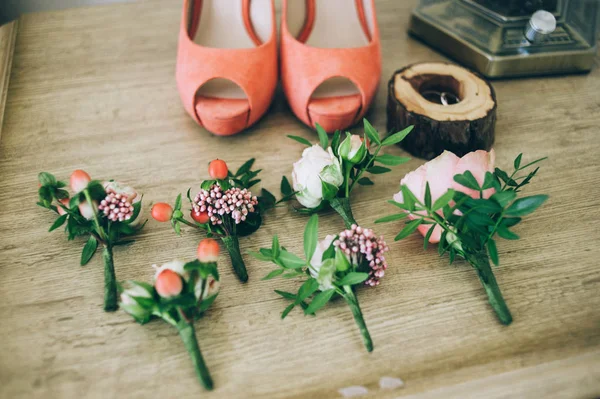 High Heels mit Blumenzweigen und Ringen — Stockfoto
