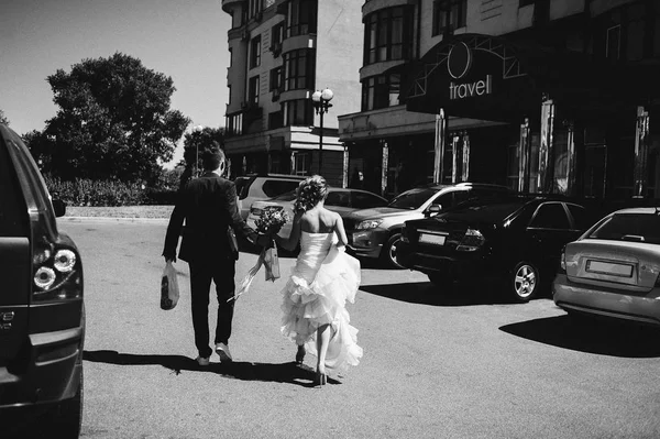 Echtpaar lopen op stedelijke straat — Stockfoto