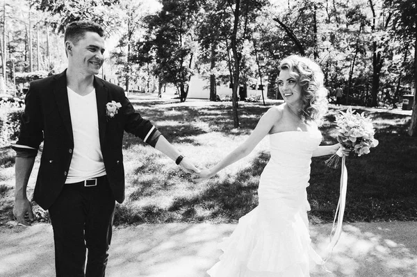Cuplu căsătorit ținându-se de mână în parc — Fotografie, imagine de stoc