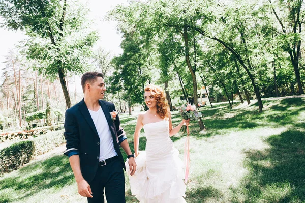 Pareja casada parada en el parque de la ciudad — Foto de Stock