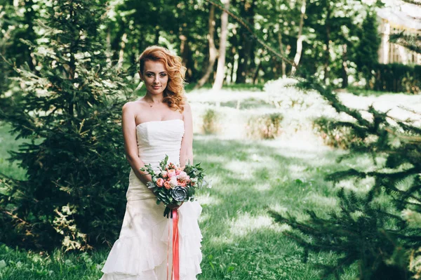 Braut posiert mit Blumenstrauß — Stockfoto