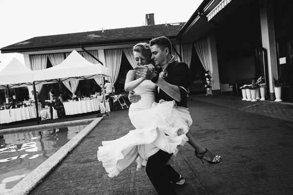 Echtpaar dansen in de buurt van zwembad — Stockfoto