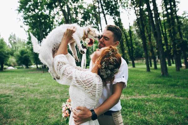 Nevěsta a ženich se baví s pes — Stock fotografie