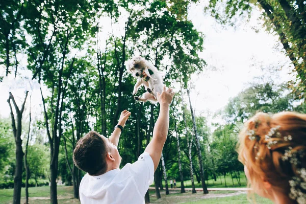 Novia y novio divirtiéndose con perro — Foto de Stock