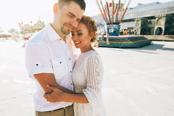 Novia y novio abrazándose mutuamente — Foto de Stock