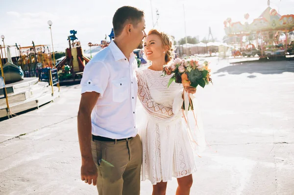 Bruid en bruidegom kijken naar elkaar — Stockfoto